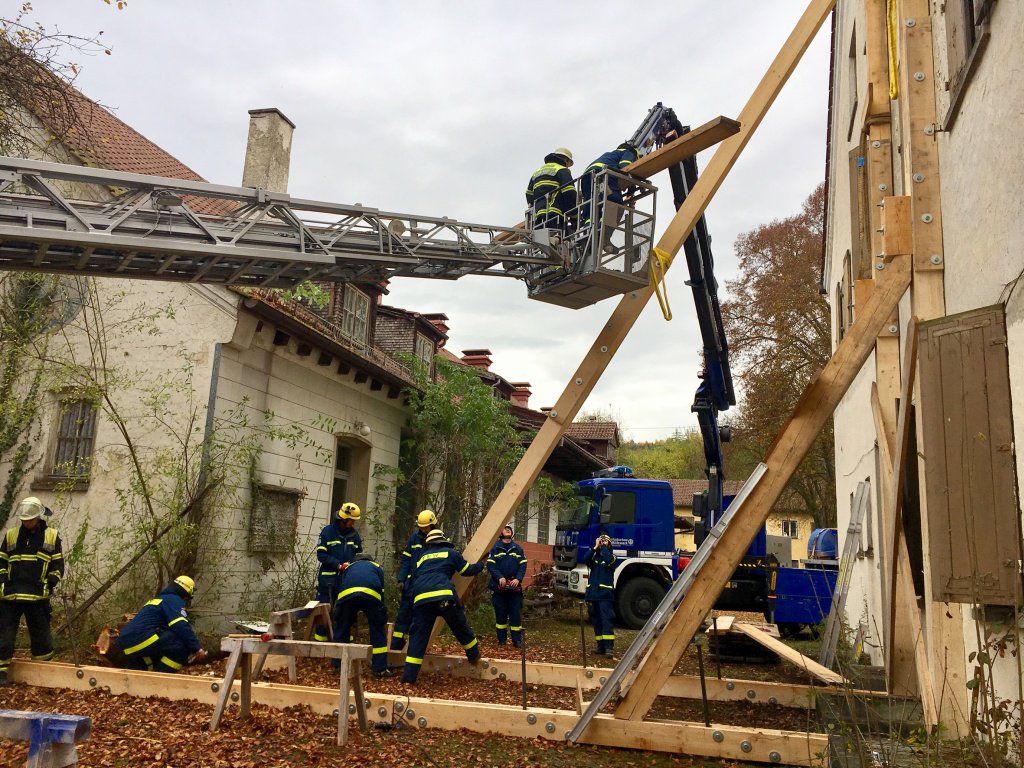 THW und Feuerwehr stützen Gebäude ab