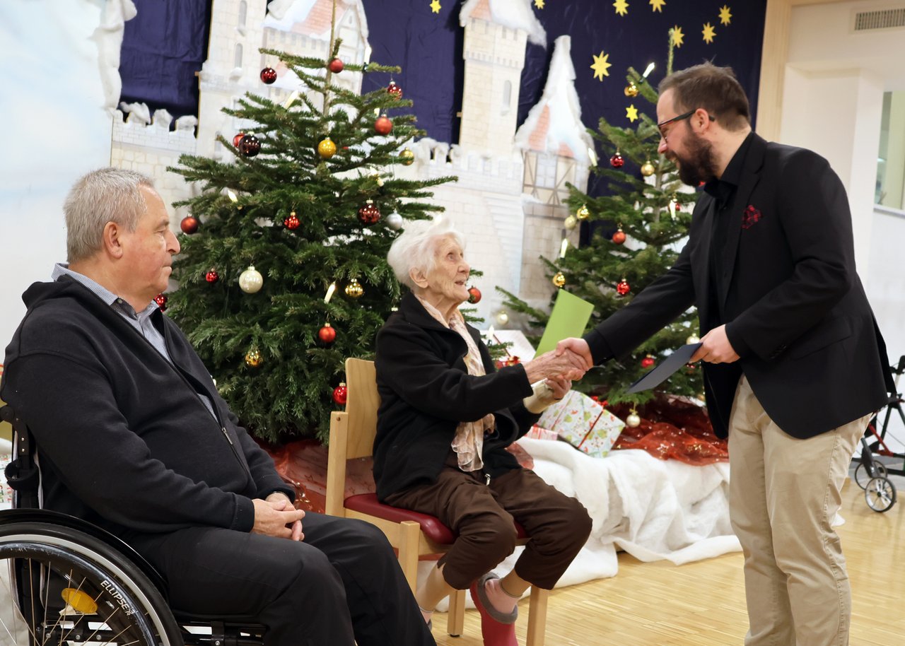 2024-12_Übergabe-Weihnachtspost-mit-Herz_001