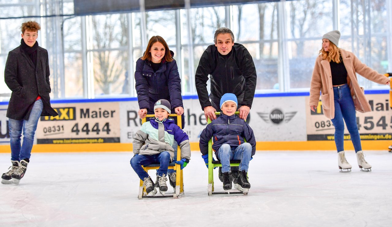 Familie beim Eislaufen ©Alwin Zwibel