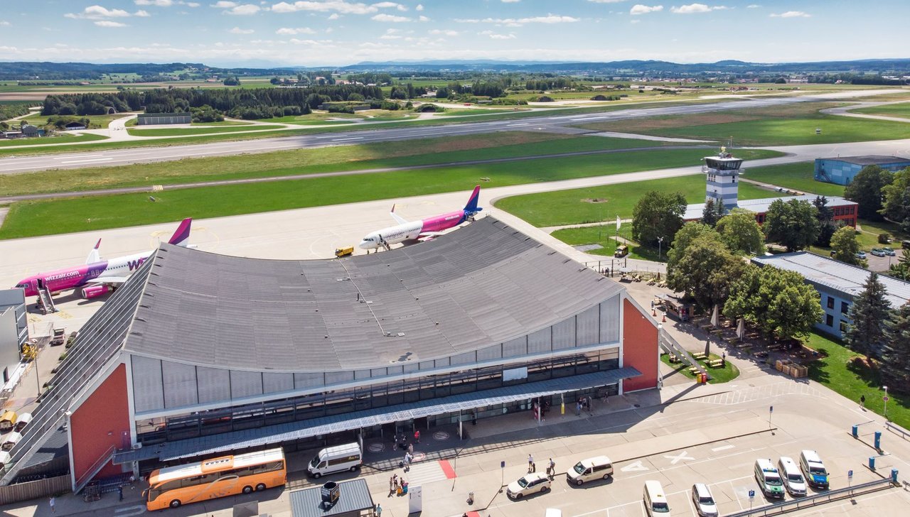 Terminal-von-oben-Drohnenaufnahmen