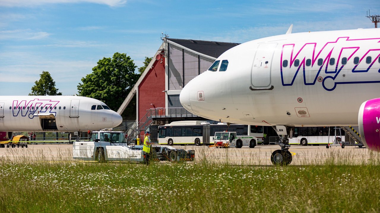 Vorfeld-1-mit-Wizz-Air-und-Flugzeugschlepper-scaled