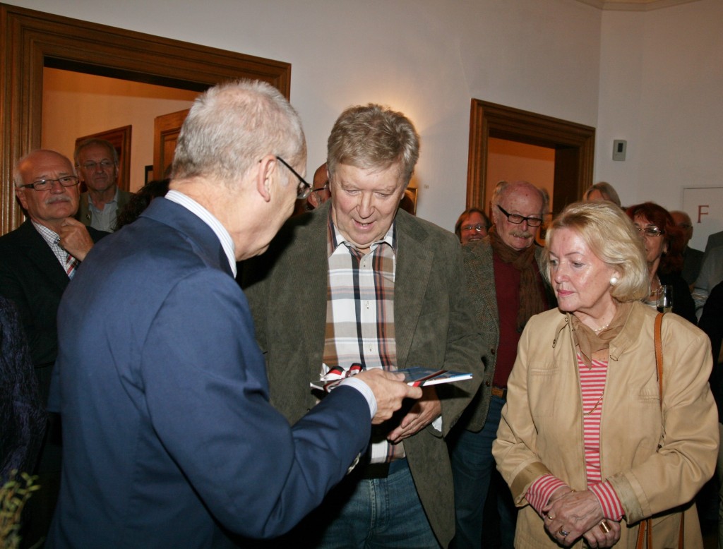 Oberbürgermeister Dr. Ivo Holzinger überreicht Horst Haitzinger ein kleines Präsent. 