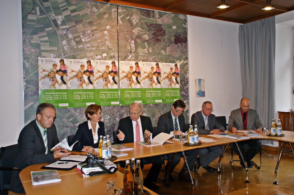 Die Veranstalter der Gesundheitstage bei einer PResskonferenz im Rathaus.Von links: Gerhard Miorin, Regina Merk-Bäuml, Oberbürgermeister Dr. Ivo Holzinger, vom Klinikum MM: Wolfram FIrnhaber, , Refertas- udn VErwaltungsleiter, und Pflegedirektor Hans-Jürgen Stopora. Foto: as