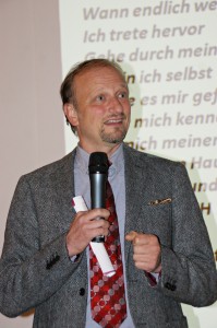 Dr. Felix flock, Leiter des Brustzentrums, erläuterte die Fortschritte in Diagnose und Therapie des Brustkrebses. Fotos: as