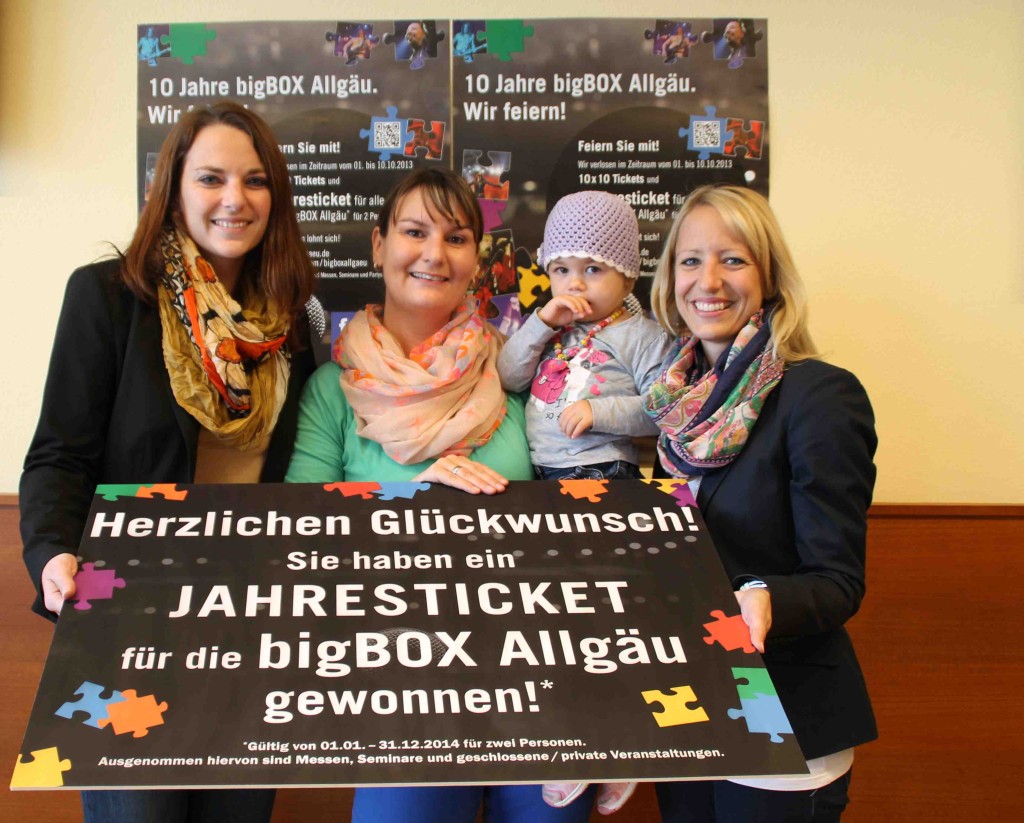 Gewinnerin Jahresticket bigBOX Allgäu_Übergabe