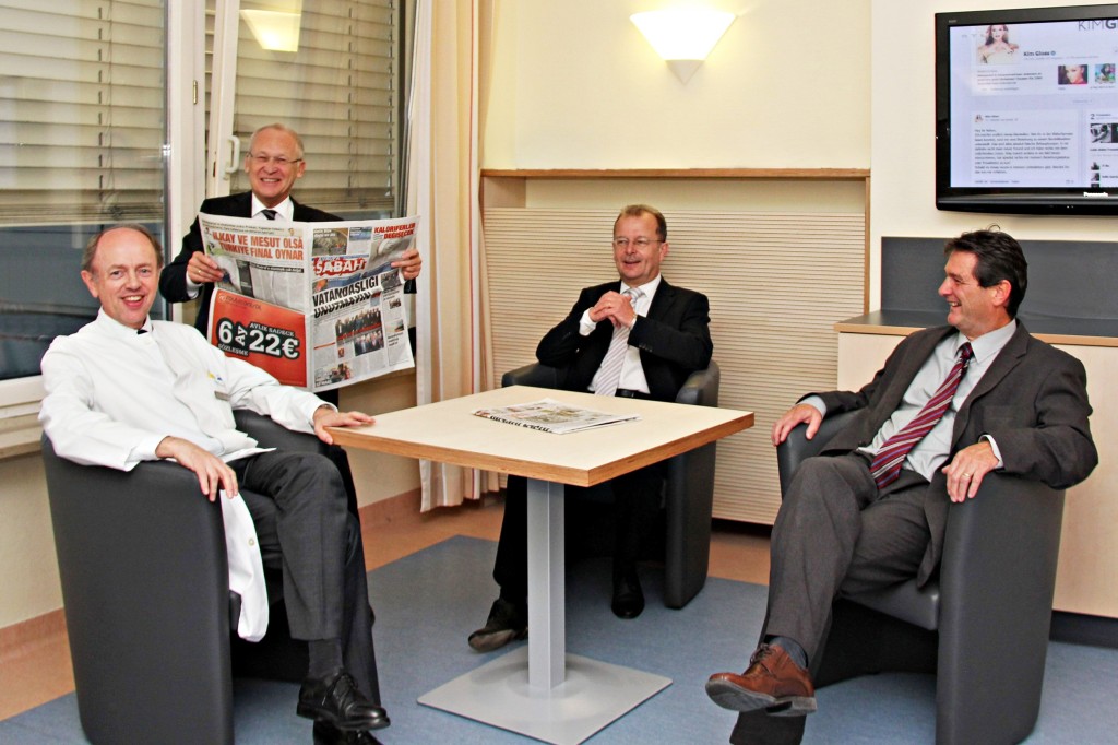 Fühlen sich wohl in den bequemen Ledersesseln des neuen Aufenthaltsraums am Klinikum Memmingen (von links): Der Ärztliche Direktor, Professor Dr. Albrecht Pfeiffer, Oberbürgermeister Dr. Ivo Holzinger, der Fördervereinsvorsitzende Thomas Munding und Klinikverwaltungsleiter Wolfram Firnhaber. Foto: Häfele/Pressestelle Klinikum Memmingen