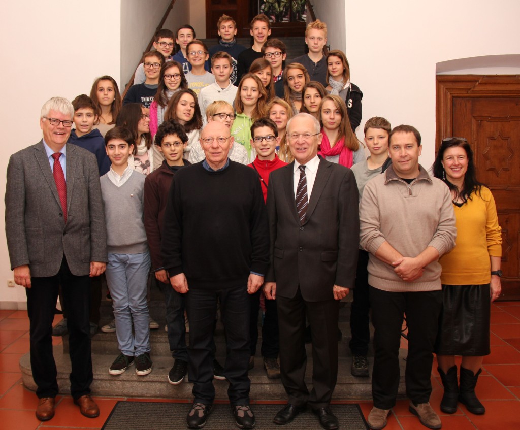 Oberbürgermeister Dr. Ivo Holzinger mit dem Begründer des Schüleraustausches... und den Schülern aus Lyon