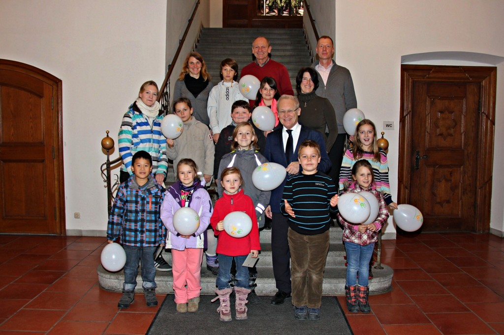 Den 1. Platz machte Kevin Zizek (links neben dem OB), auf Platz 2 kam Tomas Beck (vor dem OB) und Platz 3 erreichte Mirja Bork (vorne in der Mitte). Mit den stolzen Mädchen und Buben freuen sich (v.li.) Jessica Keller, stellvertretende Leiterin des Hortes Edith-Stein-Schule, Brigitte Fakler, Leiterin des Hortes Zollergarten, Sozialreferatsleiter Manfred Mäuerle, OB Dr. Ivo Holzinger, Carolin Decker, Leiterin des Hortes Wartburgweg und Kita-Fachberater Thomas Geyer. (Foto: Mayer/Pressestelle Stadt Memmingen)