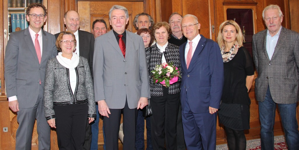 Beate Maier-Graf, Leiterin des Kolping Bildungswerks, Koordinator und Geburtstagskind Uwe Marten mit Gattin Hildegard, Oberbürgermeister Dr. Ivo Holzinger, die Beauftragte für Städtepartnerschaften Alexandra Störl, Alois Müller, Alois Müller GmbH, Günther Schuster, Schulleiter des Staatlich Kaufmännischen Berufsbildungszentrums Jakob Küner Memmingen, Meinrad Stöhr, Schulleiter der gewerblichen Berufsschule Johann-Bierwirth-Schule (JBS), Karl- Hans Angerer, pensionierte Lehrkraft der JBS für die BP, Josef Müller, BP-Lehrer an der JBS, Dolmetscherin Ella Ungefug und  Willy Greil, BP. Foto: Pressestelle Stadt Memmingen