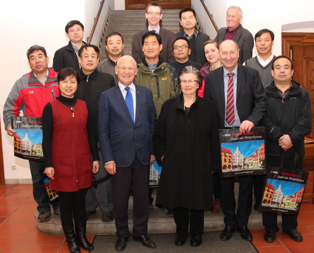 Oberbürgermeister Dr. Ivo Holzinger, Hannelore Reisacher, Autohaus Reisacher und Meinrad Stöhr, Schulleiter der gewerblichen Berufsschule Johann-Bierwirth-Schule (JBS) zusammen mit den chinesischen Berufsschulleitern beim Empfang im Memminger Rathaus. Foto: Störl/Stadt Memmingen.