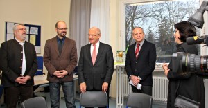 Die Rektorin der Theodor-Heuss-Schule Helga Fendt (ganz links), Oberbürgermeister Dr. Ivo Holzinger, Stadtjugendamtsleiter Jörg Haldenmayr und Stadtratsreferent Edmund Güttler (von rechts)