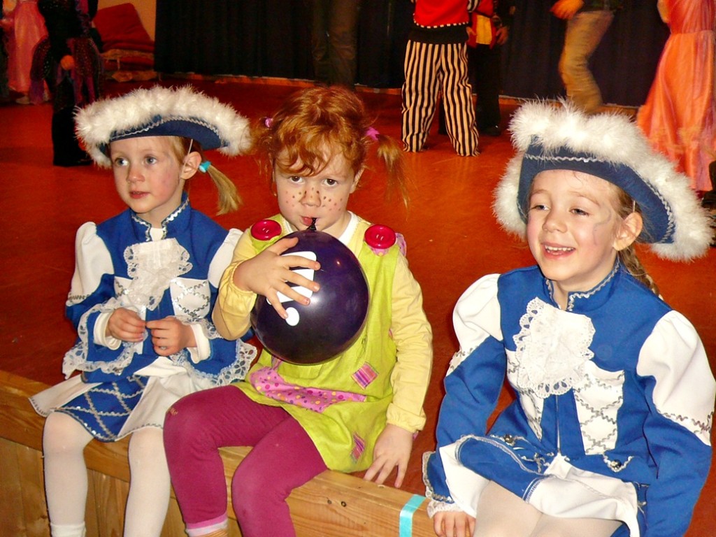 Zum Bild: Viel Spaß hatten diese drei jungen Faschingsfreunde vergangenes Jahr zum Beispiel auf dem Ball des Sportvereins in Mattsies.                                                            Foto: Landratsamt