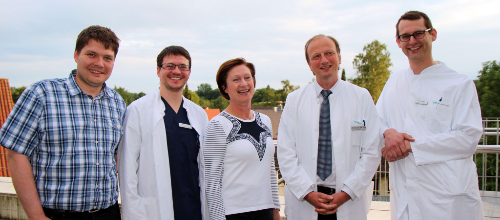 Privatdozent Dr. Felix Flock (Zweiter von rechts) leitet das zertifizierte Beckenbodenzentrum am Klinikum Memmingen und steht dabei mit anderen Fachdisziplinen in ständigem Austausch. Im Bild vom Klinikum Memmingen (von links): Kinderarzt Dr. Tobias Hampel, Gynäkologe Dr. Jan Elias Lanki, die leidende Physiotherapeutin Heidemarie Geier und Urologe Dr. Ulrich Witt.                                                            Foto: Häfele/Pressestelle Klinikum Memmingen