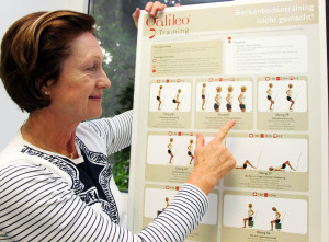 Gibt aktive Hilfe zur Kontinenz: Physiotherapeutin Heidemarie Geier beim Erklären von Beckenbodenübungen. Foto: Häfele/Pressestelle Klinikum Memmingen 