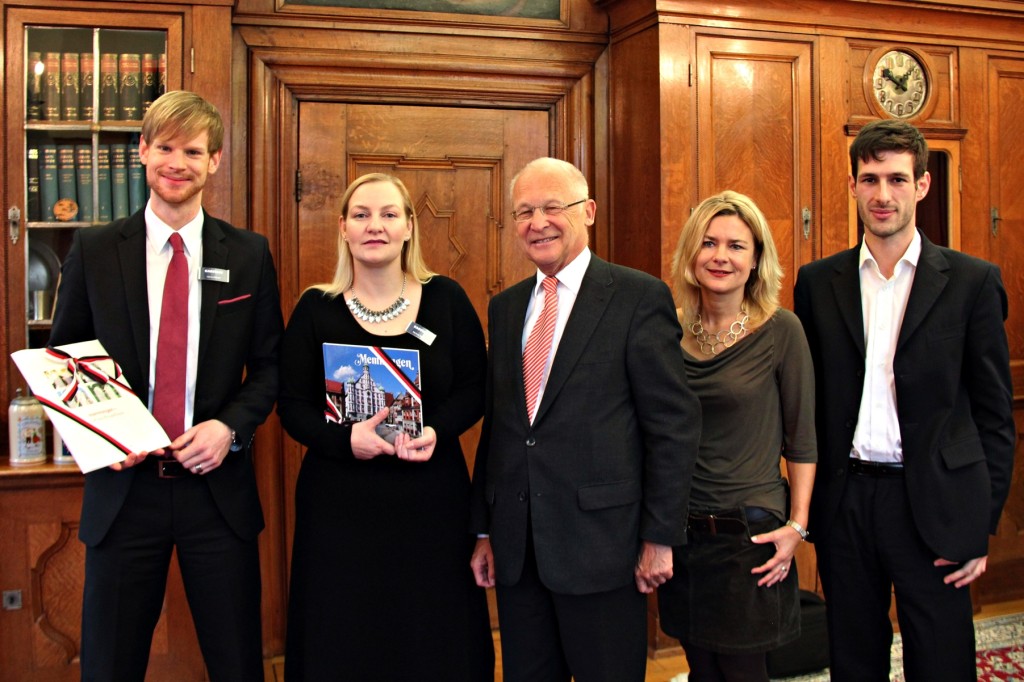 Der neue Leiter der Memminger Karstadt-Filiale Hanno Bohnert, die scheidende Filialgeschäftsführerin Ramona Ettrich, Oberbürgermeister Dr. Ivo Holzinger, Stadtmarketing-Beauftragte Alexandra Störl,  Wirtschaftsförderer Michael Haider bei der Begrüßung von Hanno Bohnert im Amtszimmer von Oberbürgermeister Dr. Ivo Holzinger (von rechts nach links). Foto: Häfele/Pressestelle Stadt Memmingen.