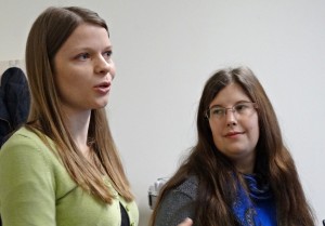 DIe Jugendsozialarbeiterinen Elisabeth Stich (links) und Sabrina Robiller stellen ihre Arbeit vor. Foto: as