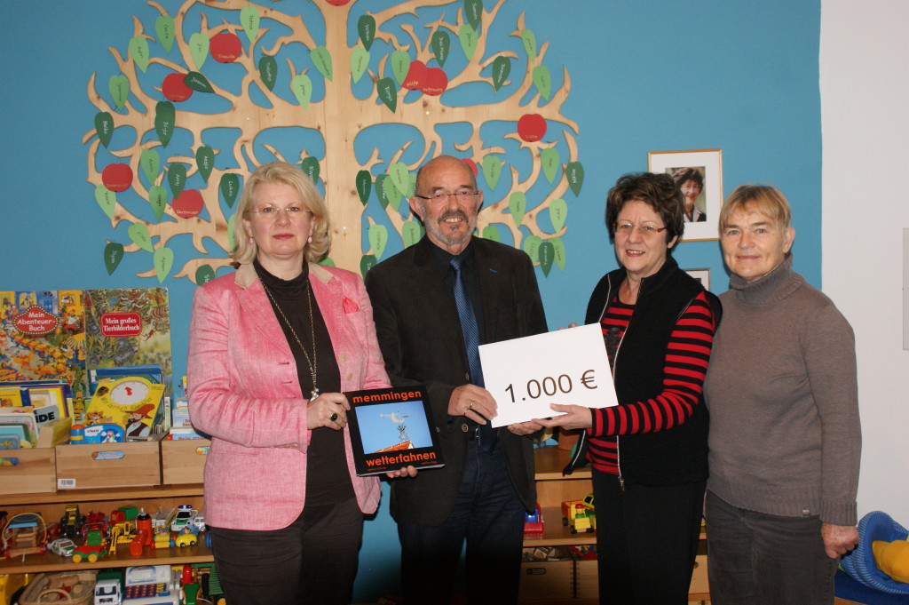 BU von links nach rechts Sabine Rogg (Stadtführerin), Helmut Börner 1. Vorsitzende Verein Sprungtuch Sylvia Hausmann und Kassiererin Irene Steinlehner Scheckübergabe Sprungtuch