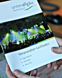 Zum Bild: Viele Informationen finden Veranstalter in einer neuen Broschüre des Landratsamts.  Foto: Sylvia Rustler/Landratsamt