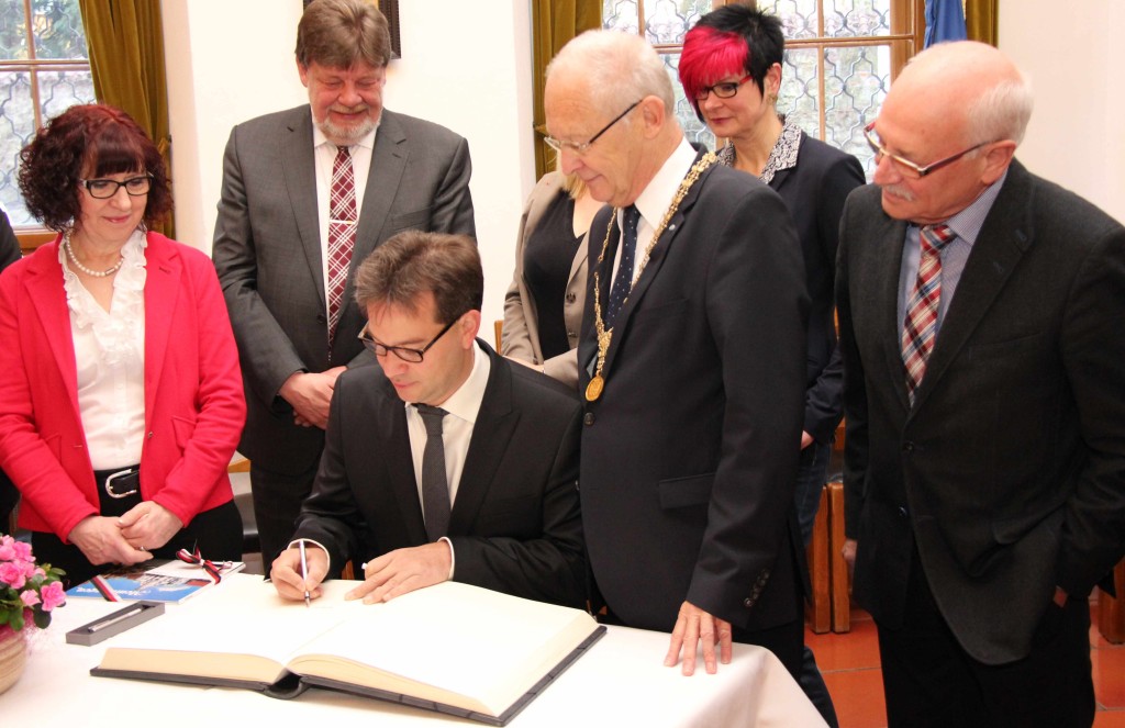 Beim Eintrag in das Goldene Buch der Stadt Memmingen (v.l.): Bürgermeisterin Margareta Böckh, Stadtrat Rolf Spitz, Parlamentarischer Staatssekretär, Florian Pronold, Oberbürgermeister Dr. Ivo Holzinger, Bezirksrätin Petra Beer und Fraktionsvorsitzender Werner Häring. Foto: Birk/Pressestelle