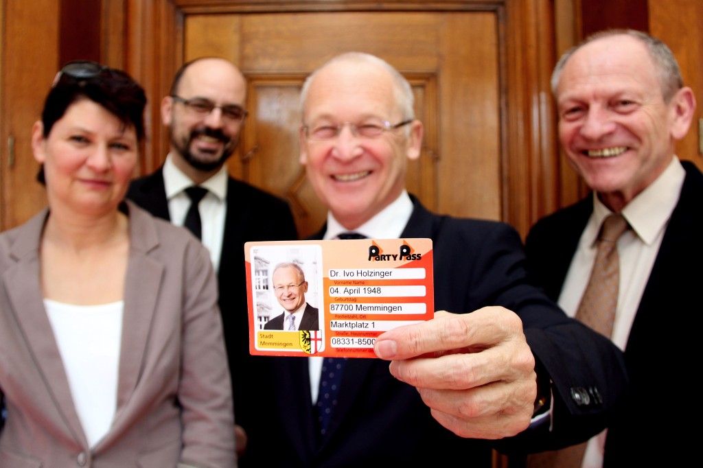 Oberbürgermeister Dr. Ivo Holzinger (Mitte) stellt zusammen mit (von links) Stadtjugendpflegerin Christina Übele, Jugendamtsleiter Jörg Haldenmayr und Sozialreferatsleiter Manfred Mäuerle den neuen Party Pass vor.Foto: Häfele/Pressestelle Stadt Memmingen