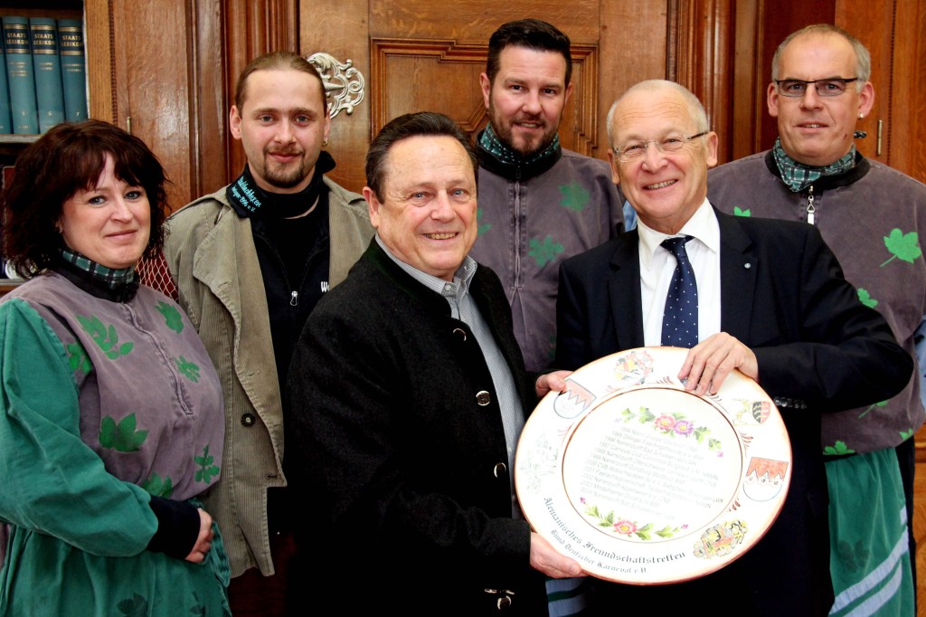 Bei der feierlichen Übergabe des Wandertellers (von links ): Die Beisitzerin der Stadtbachhexen Tina Theng, der stellvertretende Vorsitzende Jürgen Biedermann, BSF-Präsident Eugen Müller, der Kassierer der Stadtbachhexen Karl Haigel, Oberbürgermeister Dr. Ivo Holzinger und Rainer Betz, erster Vorsitzender der Stadtbachhexen. Foto: Birk/Pressestelle Stadt Memmingen