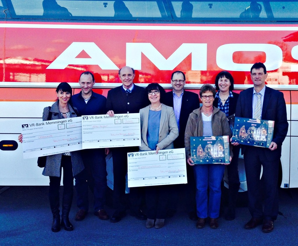  von links nach rechts Tina Jocham und Simon Baur von der Lebenshilfe/Frühförderstelle, Dr.   Richard Lehmann, Nepal Projekt, Margareta Böckh, Kinderschutzbund,   Klaus Degenhart, Inhaber Amos Reisen, Gewinnerin Kunigunde   > Nothelfer, Präsidentin des Rotary Clubs Memmingen-Allgäuer Tor   > Mechthild Feldmeier sowie Wolfram Firnhaber, Organisator des   Adventskalenders 