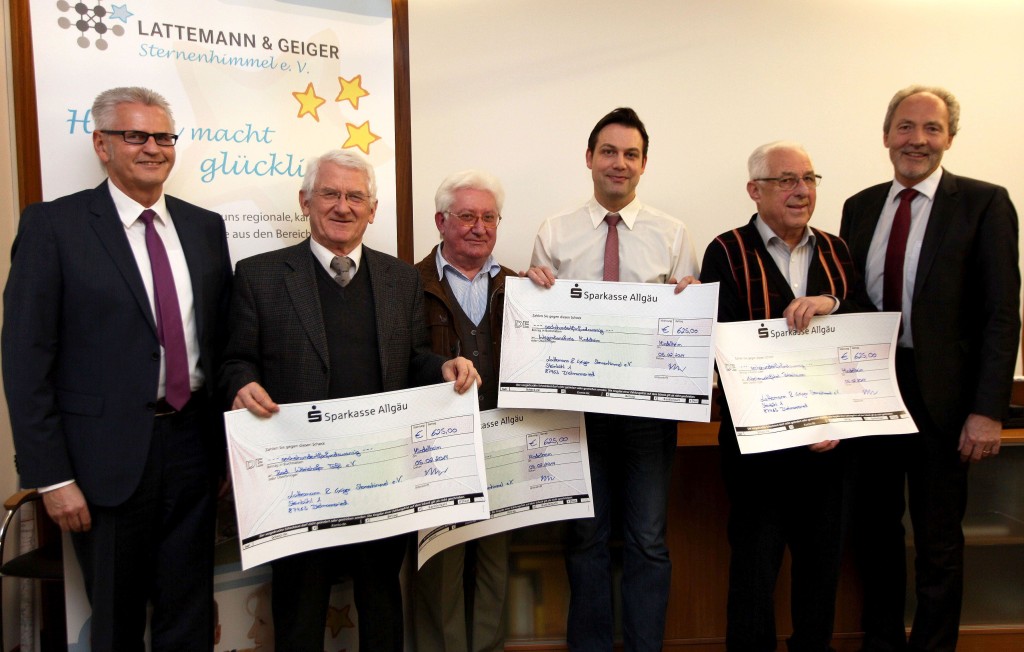 Zum Bild: Unser Bild zeigt Ulrich Geiger, Vorsitzender des Vereins „Lattemann & Geiger Sternenhimmel“, Hilmar Rath von der Bad Wörishofer Tafel, Peter Horn von der Mindelheimer Tafel, Stefan Kienle vom Integrationskreis Mindelheim, Karl-Heinz Schön von der Arbeiterwohlfahrt Babenhausen und Landrat Hans-Joachim Weirather (von links).         Foto: Rustler/Landratsamt