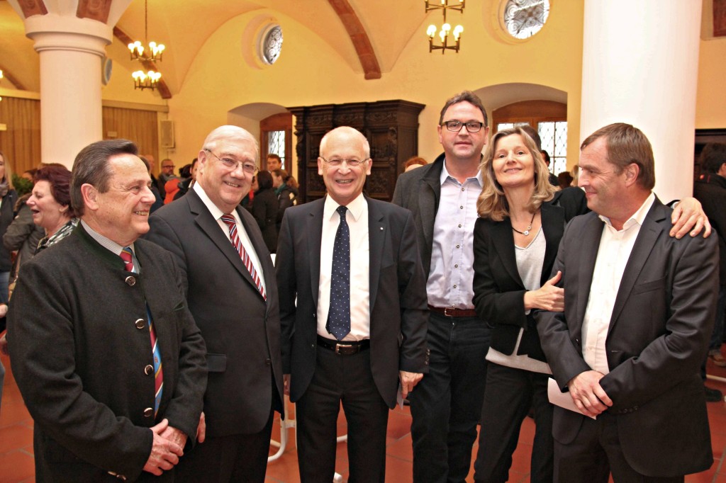 Beim Team-Empfang des BR (v.l.): Eugen Müller (Präsident des Regionalverbandes der Bayerisch-Schwäbischen Fastnachtsvereine), Stadtrat und Staatsminister a. D., Josef Miller, Oberbürgermeister Dr. Ivo Holzinger, Sitzungspräsident Georg Ried, Annette Siebenbürger (Leiterin der Programmbereiche Bayern und Unterhaltung beim BR), und Christian Faust, Redaktionsleiter Unterhaltung II.