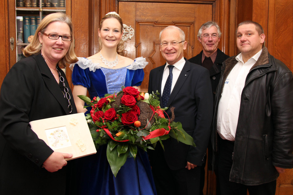 Die neue Memminger Blumenkönigin Jessy I umringt von (von links) ihrer Managerin Claudia Flemming, Oberbürgermeister Dr. Ivo Holzinger, Dieter Pietsch vom gleichnamigen Blumengeschäft und Hermann Zelt von der Memminger Werbegemeinschaft.