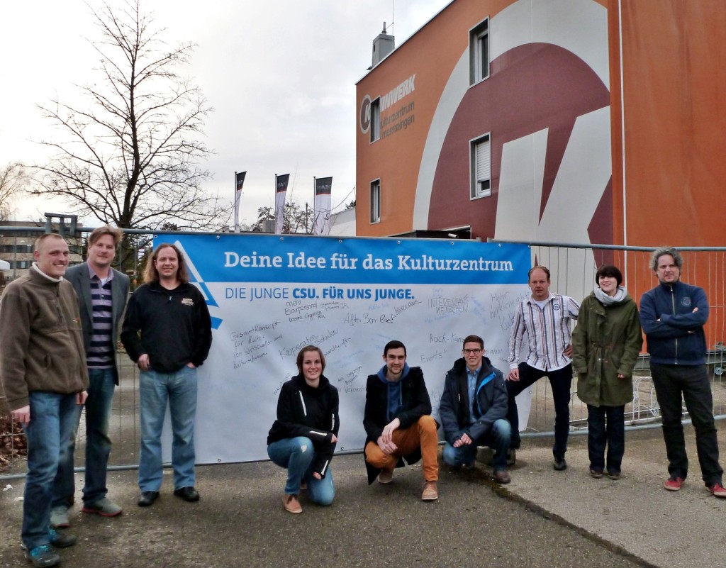 Die Junge Union (JU) Memmingen hat sich bei einem Ortstermin für den Erhalt des Memminger Kulturzentrums „Kaminwerk“ stark gemacht und den Kaminwerk-Geschäftsführern eine „Ideenwand“ überreicht. „Das Kaminwerk muss erhalten werden“, sagt der Kreisvorsitzende der JU Memmingen, Christian Schubert.  Foto: privat 