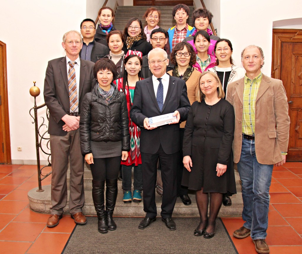 Auf dem Foto: Klaus Schuster, Leiter des bfz, Chen Jinzhi, Dolmetscherin, Oberbürgermeister Dr. Ivo Holzinger mit Seminarleiterin Angelika Schwarz und Martin Glanz-Kühndahl, Leiter der Altenpflegeschule, mit den chinesischen Berufsfachschülerinnen und – schülern beim Empfang im Rathaus durch Oberbürgermeister Dr. Ivo Holzinger. Foto: Störl/Europabpro