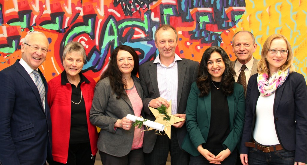 Bei der Spendenübergabe im Projektbüro der Sozialen Stadt im Memminger Westen (von links): Oberbürgermeister Dr. Ivo Holzinger, Renate Heuss vom Offenen Mittagstisch, Rosemarie und Manfred Bretzel, Projektmanagerin der Sozialen Stadt Katrina Dibah-Lavorante, Sozialreferatsleiter Manfred Mäuerle und Projektmanagerin Isabel Schötta. Foto: Häfele/Pressestelle Stadt Memmingen