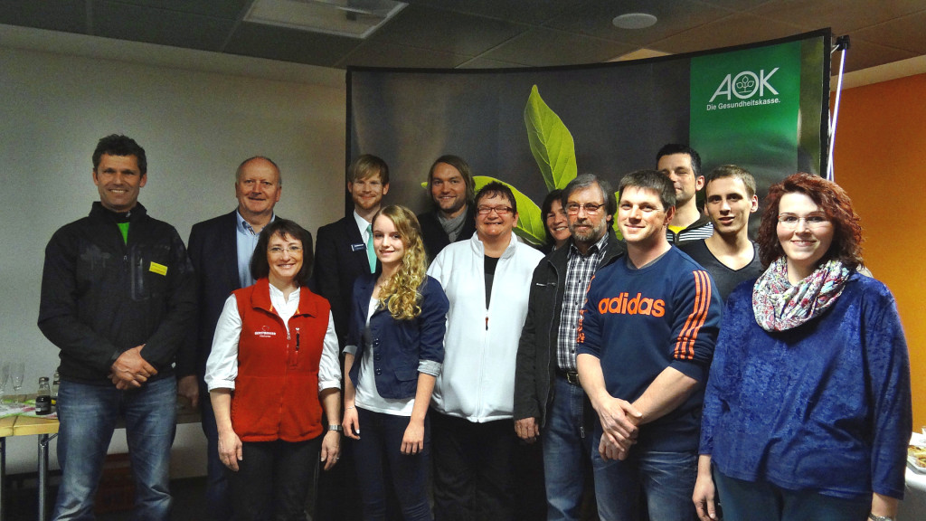 Die glücklichen GEwinner des AOK-Gewinnspiels 2013 mit den anwesenden Sponsoren. Foto: as