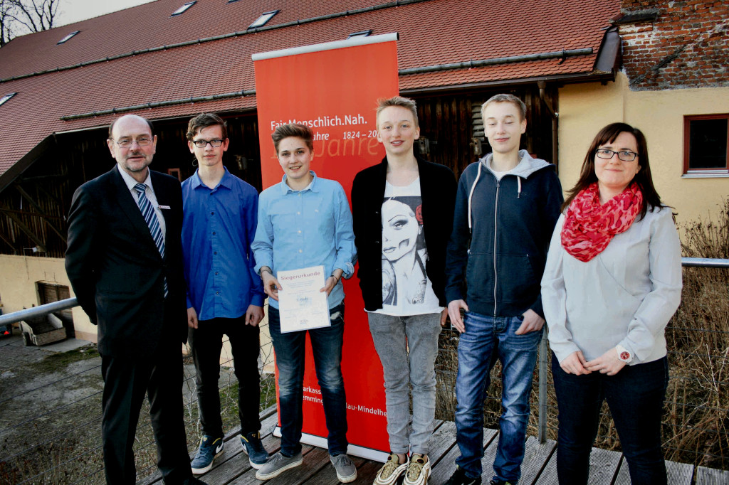 Die Siegergruppe in der Wertung Depotsumme: „Team praller Knaller“ des Vöhlin-Gymnasiums MM. Von links : Karl-Heinz Haider (Sparkasse), Samuel Pfalzer, Felix Hartge, Maximilian Musculus, Benedikt Köster, Annemarie Pfaller (Vöhlin Gymnasium) Es fehlte: Fabian Mahner. Foto: privat