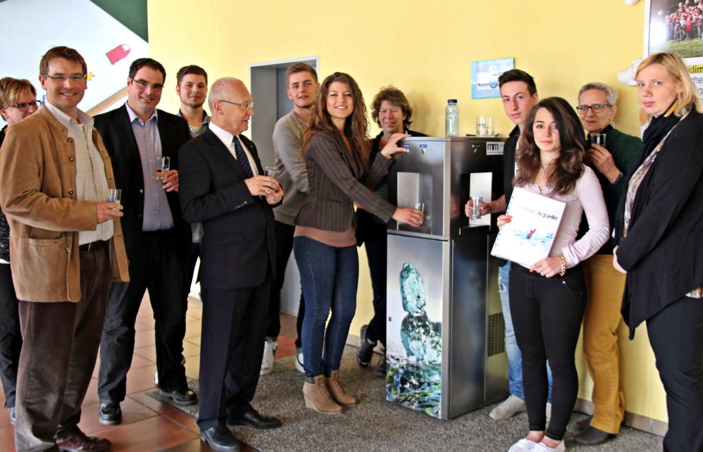 O'zapft is! Die neuen Trinkwasserspender in der Amendinger Grund- und Mittelschule (im Bild) und der Memminger Bismarckschule kommen gut an. Im Bild (von links): Sonja Frei (Lehrerin Amendingen), Marcus Geske (Stadtwerke), Robert Hackenberg (Rektor Amendingen), Peter Bail (Schülersprecher Amendingen), Oberbürgermeister Dr. Ivo Holzinger, Florian Poisel und Betül Akarsu (Schülersprecher Amendingen), Elke Jahnel (Elternbeirat Amendingen), Kevin Aschbrenner (Schülersprecher Bismarckschule), Laura Halimi (Schülerin Bismackschule), Gabriele Holzer (Rektorin Bismarckschule) und Sylvia Sejdiu (Elternbeirat Bismarckschule). Foto: Häfele/Pressestelle Stadt Memmingen