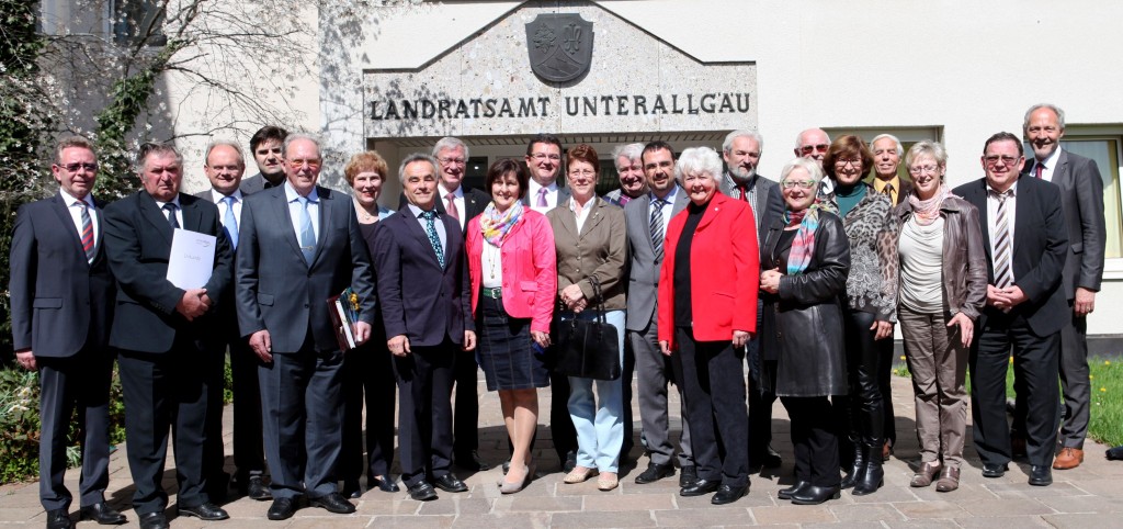  Im Bild (von links) Werner Birkle, Josef Huber, Alfons Weber, Otto Weikmann, Ludwig Haisch, Dr. Ingrid Fickler, Helmut Koch, Erich Meier, Margot Walser, Franz Pschierer, Heidemarie Zacher, Heinz Steil, Klaus Holetschek, Doris Kienle, Silverius Bihler, Rosina Rottmann-Börner, Alfons Biber, Agnes Schragl, Heinz Drexel, Marlene Preißinger, Regierungsdirektor Karl Bihler und Landrat Hans-Joachim Weirather.            Foto: Landratsamt/Eva Büchele