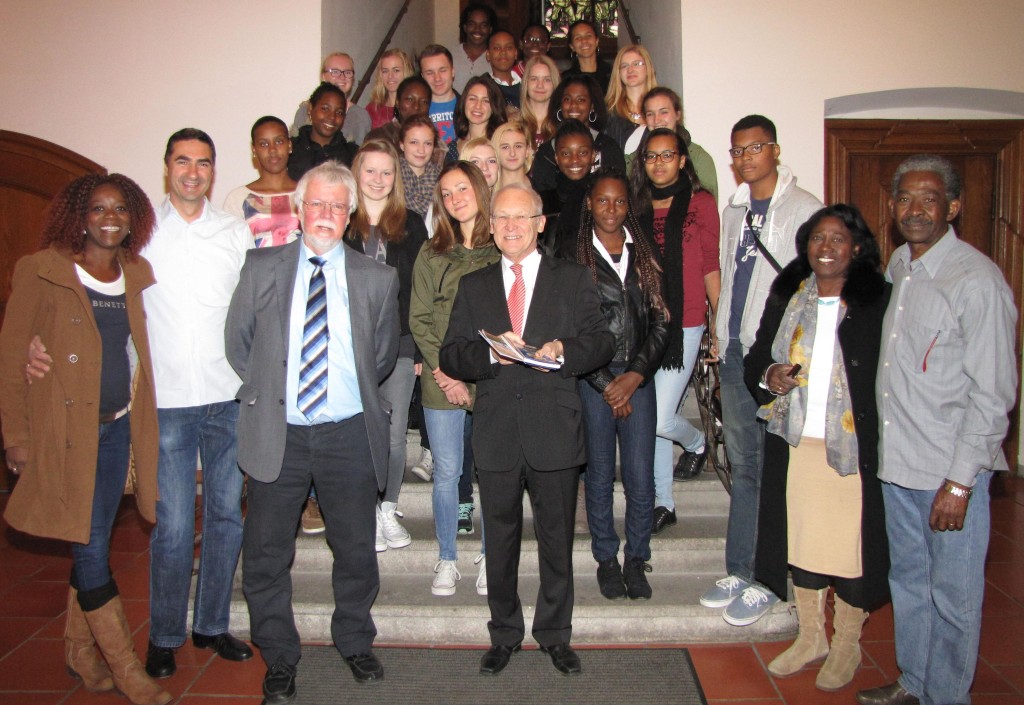  Auf dem Foto: Die Schülerinnen und Schüler des LGT Baimbridge aus Guadeloupe beim Empfang im Rathaus mit: Betreuungslehrer und Organisator des Austausches Helmut Oexle, Lehrkraft am Bernhard Strigel Gymnasium (BSG) , für die Schulleitung des BSG, Franz Kröger, Oberbürgermeister Dr. Ivo Holzinger und die Betreuungslehrerin Jacqueline Birman aus Guadeloupe. Foto: Störl