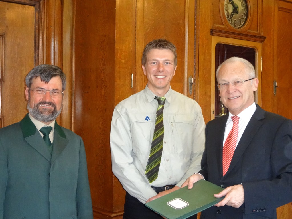 Oberbürgermeister Dr. Ivo Holzinger (rechts) empfängt in seinem Amtszimmer den ehemaligen städtischen Forstamtsleiter Georg Jutz (links) und seinen Nachfolger Stefan Honold (Mitte). Foto: as