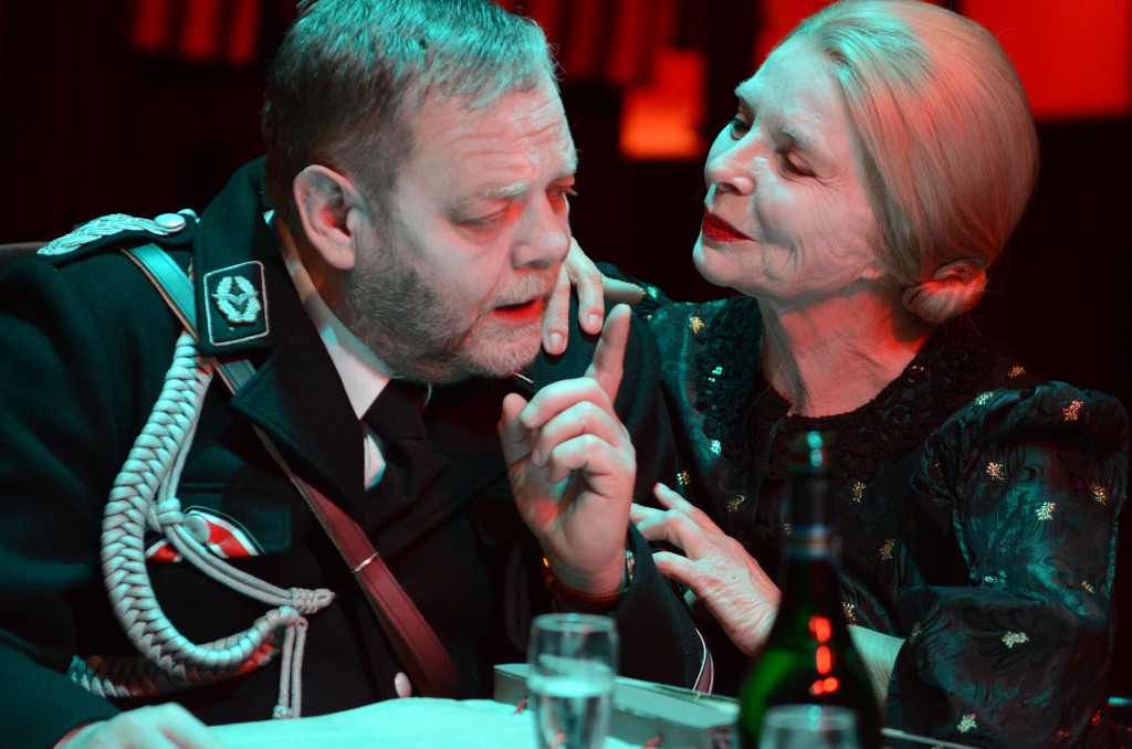 Rudolf (André Stuchlik) und Vera (Joséphine Weyers) stoßen auf Himmlers Geburtstag ab. Foto: Forster/LTS