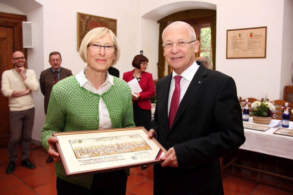 Ursula Knobl arbeitete über 40 Jahre für die Stadt Memmingen – zuletzt im Amt für Kindertageseinrichtungen. Oberbürgermeister Dr. Ivo Holzinger bedankte sich bei ihr mit dem ältesten Stich der Stadt, dem Wechter-Stich aus dem Jahr 1573, der die Tore und Türme der Maustadt zeigt. Fotos (3): Häfele/Pressestelle Stadt Memmingen