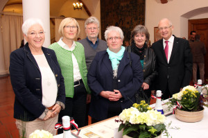 Rathauschef Holzinger (rechts) verabschiedete von der Stadt und dem Klinikum (von links): Gisela Zeh, Ursula Knobl, Fritz Puchta, Martha Schmid und Heather Hope.