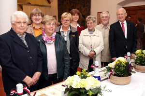 Aus dem Landestheater Schwaben wurden verabschiedet (von links): Hedwig Spitz, Ingrid Roese, Elisabeth Buck, Ursula Riedel, Karin Müller und das Ehepaar Anna und Meinrad Osterried. Nicht im Bild: Karen Martensen 