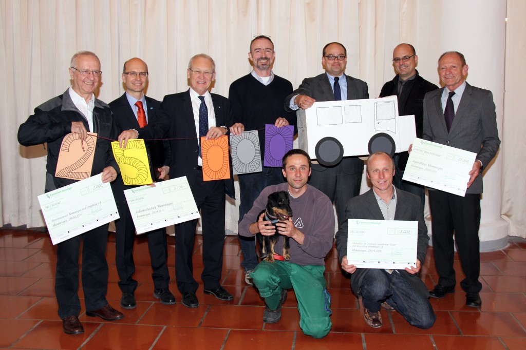 35.000 Euro spendete das Krematorium für verschiedene Projekte in der Stadt Memmingen. Bei der Scheckübergabe im Memminger Rathaus (v.li.): Wolfgang Courage, Vorsitzender des Tierschutzvereins Memmingen und Umgebung, Michael Trieb, Leiter der VHS Memmingen, Oberbürgermeister Dr. Ivo Holzinger, Alexander Mück, Leiter Jugendeinrichtungen, Stefan van Dorsser, Betriebsleiter des Memminger Krematoriums, Jugendamtsleiter Jörg Haldenmayr, Sozialreferatsleiter Manfred Mäuerle, (kniend v.li.) Tierpfleger Michael Knoll mit "Sina" und Gregor Grabowski, Vorsitzender des Förderkreises für chronisch nierenkranke Kinder und Jugendliche. (Foto: Mayer/Pressestelle Stadt Memmingen)