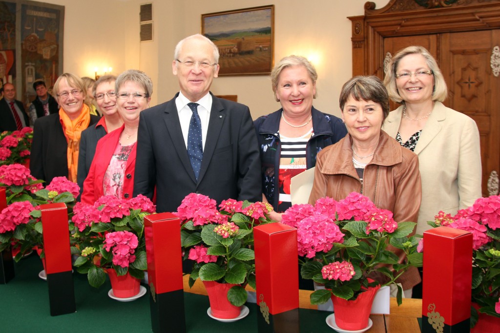 Zum 40-jährigen Dienstjubiläum gratulierte Memmingens Oberbürgermeister Dr. Ivo Holzinger (Mitte) den langjährigen Mitarbeiterinnen (von links) Rita Burghart, Maria Scholz, Jutta Lemba, Anna-Maria Sommer, Kornelia Geißler und Irene Möstl. Foto: Häfele/Pressestelle Stadt Memmingen  