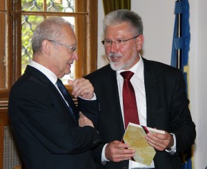 Oberbürgermeister Dr. Ivo Holzinger (li.) überreicht dem Vorsitzenden des Forstausschusses, Bürgermeister Josef Mend aus Iphofen, das Buch "Die Wälder Memmingens" als Willkommensgeschenk. (Foto: Mayer/Pressestelle Stadt Memmingen)