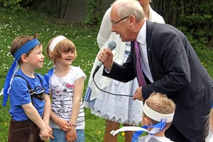 Verstehen sich gut: Memmingens Oberbürgermeister Dr. Ivo Holzinger und die Buben und Mädchen des Kindergartens im Memminger Ortsteil Volkratshofen.