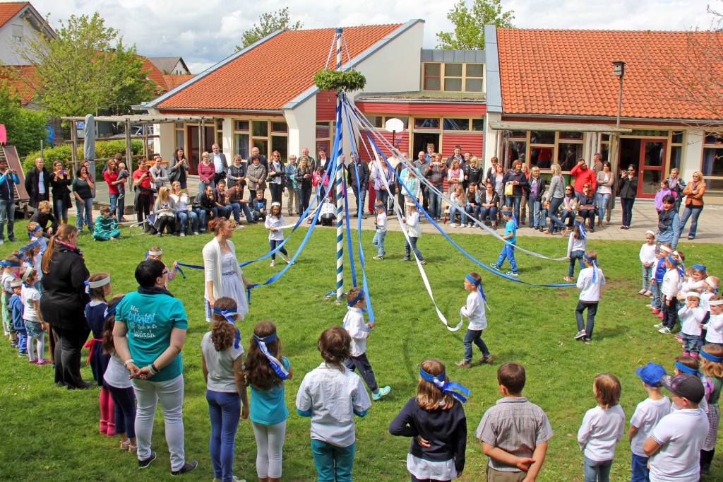 Vor den Augen zahlreicher Gäste tanzen die Kinder um ihren geschmückten Maibaum.Fotos: Häfele/Pressestelle Stadt Memmingen