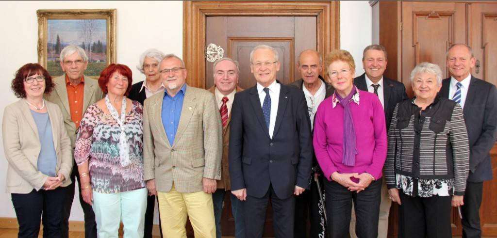 Der neu gewählte Memminger Seniorenbeirat hat sich jetzt zum ersten Mal im Rathaus getroffen. Unser Bild zeigt die neuen Mitglieder mit Memmingens Oberbürgermeister Dr. Ivo Holzinger (Mitte), Bürgermeisterin Margareta Böckh (ganz links), Sozialreferatsleiter Manfred Mäuerle (ganz rechts) und dem neuen Seniorenreferenten im Stadtrat, Uwe Rohrbeck (daneben): (hinten von links) Wolfgang Decker, Emma Hermann, Armin M. Brandt, Hans Christian Schmieder, (vorne von links) Susanne Fohmann, Walter Röllig, Adelheid Iser und Maria Fickler. Foto: Häfele/Pressestelle Stadt Memmingen 