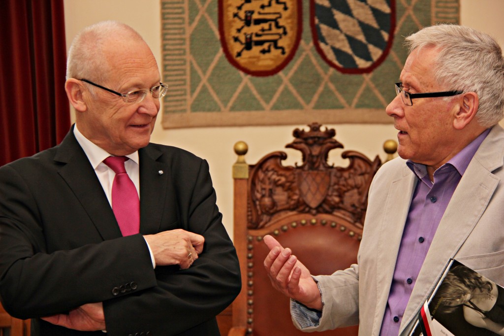 Oberbürgermeister Dr. Ivo Holzinger und der Vorsitzende des Antoniter-Forums, Dieter Sprich, im Gespräch. (Foto: Pressestelle Stadt Memmingen)