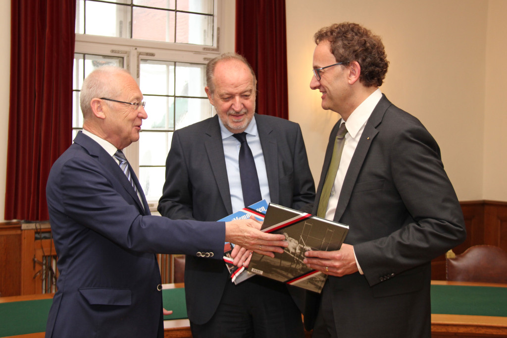 Oberbürgermeister Dr. Holzinger (links) überreicht dem Verbandsvorsitzenden Jürgen Wunderlich (Mitte) und Schulleiter Günther Schuster (rechts) ein Buchpräsent (Fotos (2): Pressestelle Stadt Memmingen)